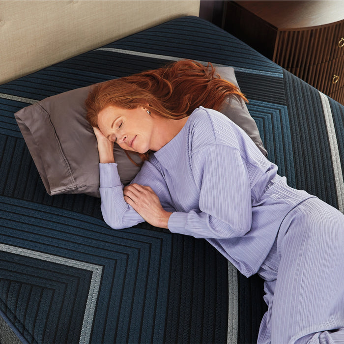 Beautyrest World Class Level Four Hybrid Firm Mattress