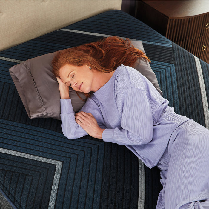 Beautyrest World Class Level Four Hybrid Plush Mattress